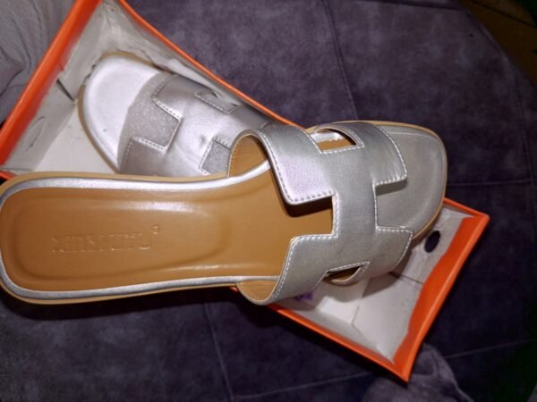 Chaussures Hermès Grises Femme - Élégance Intemporelle & Confort Exceptionnel